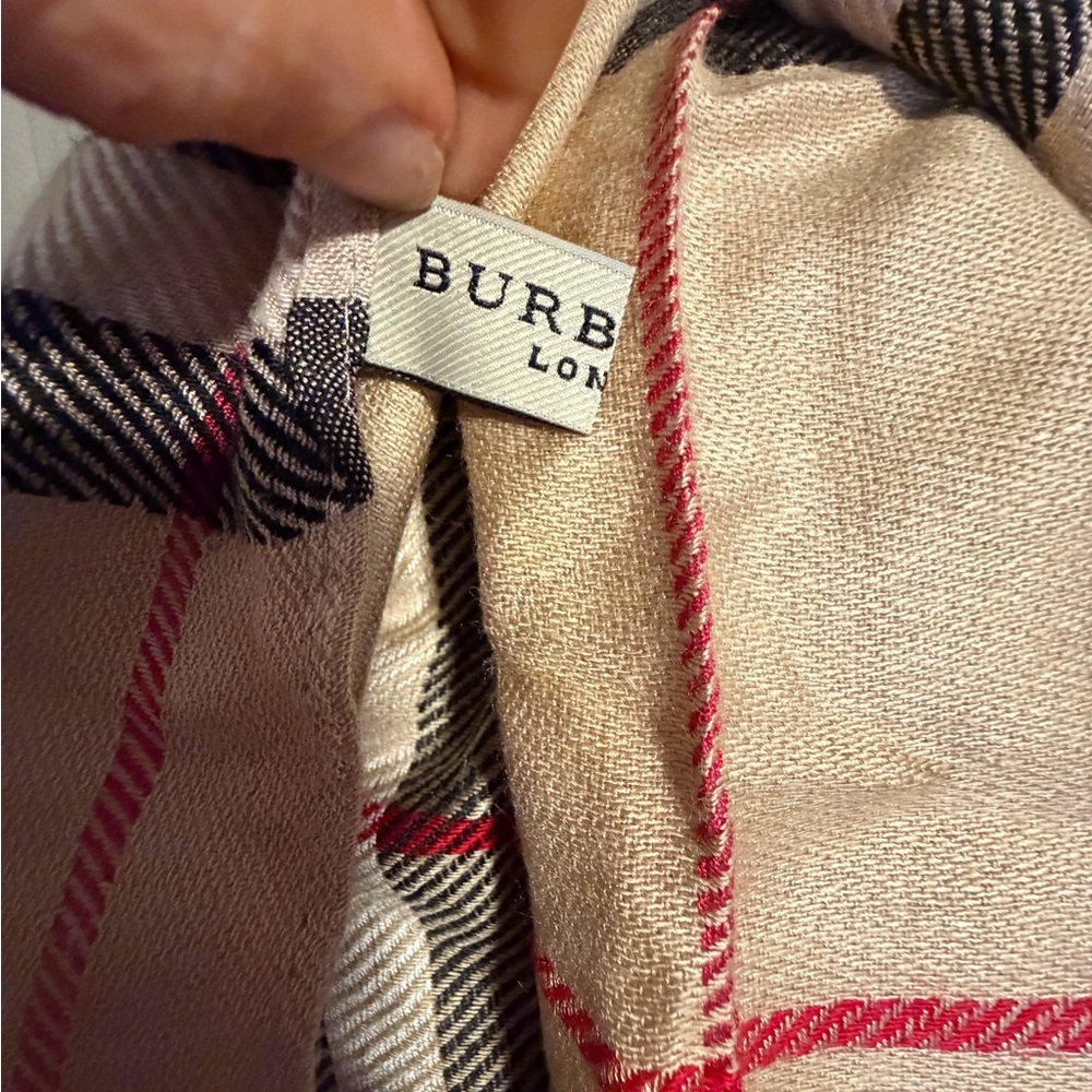 Classic tan & black plaid Burberry Scarf. Never worn! NEW! Very large in size! - Picture 10 of 15